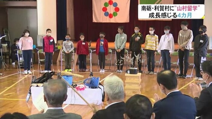 自己紹介する11人の子どもたち
