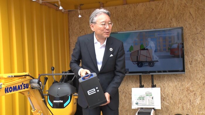 取り外せる10キロほどのバッテリーを持つホンダの三部敏弘社長