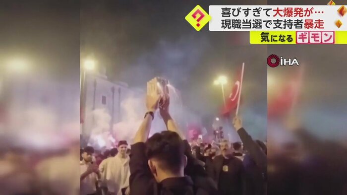 大勢の人が集まる中で花火を手にした男性