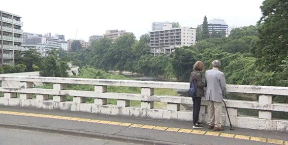 当時逃げてきた広瀬川を眺める佐々木さん