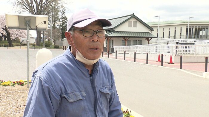 但野勝郎さん(78)原発事故による避難後も夜ノ森駅周辺で草花の手入れを続けてきた