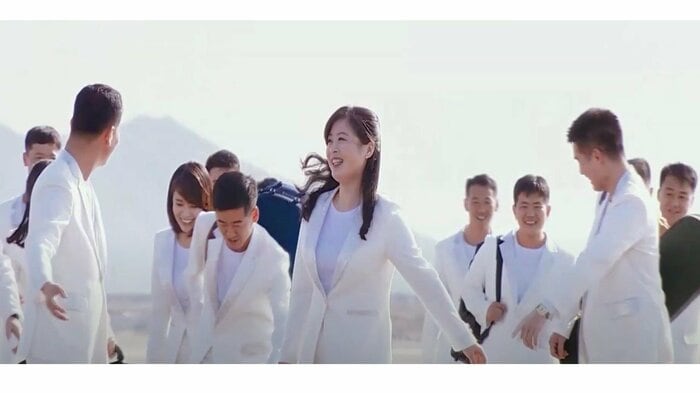 「私たちのオモニ」ミュージックビデオに登場する国務委員会演奏団のメンバー