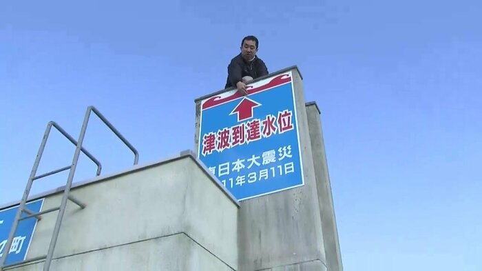 ビルには津波到達水位を示す印
