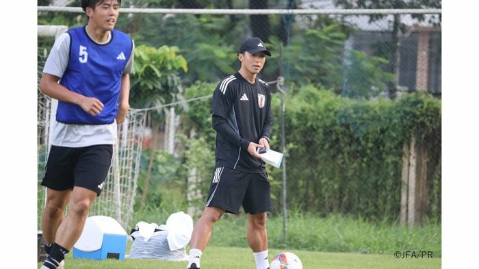 練習をサポートしながらアドバイスも送る