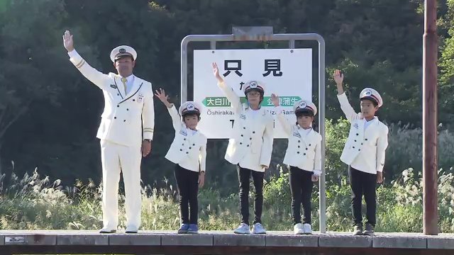 全線再開通の日 一日駅長を務める 一番右が淳紘くん