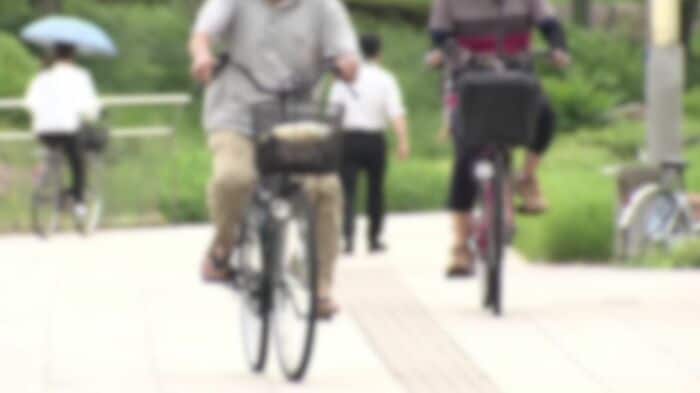 自転車に乗る人々(イメージ)