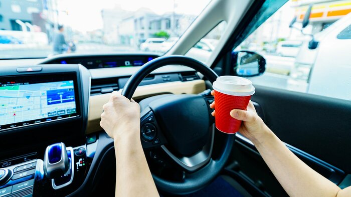 緑茶やコーヒーのカフェインに利尿作用があるためドライブ中は麦茶などがオススメ