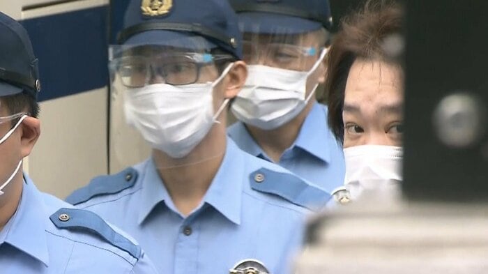 警察車両に乗り込む高橋被告(去年10月 野方署)