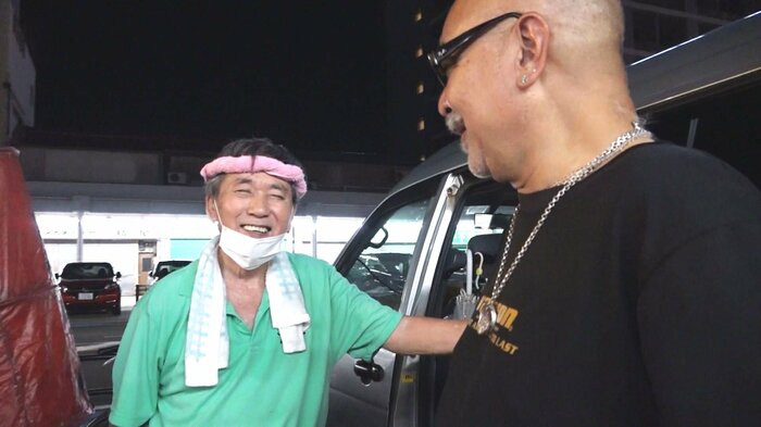 常連客と言葉を交わす権八さん