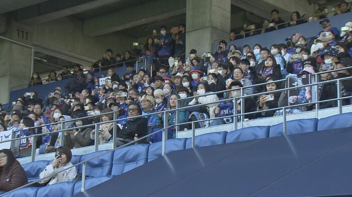 ピーススタジアムのセレモニーには6000人が集まった