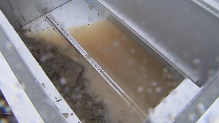 内側には泥水が