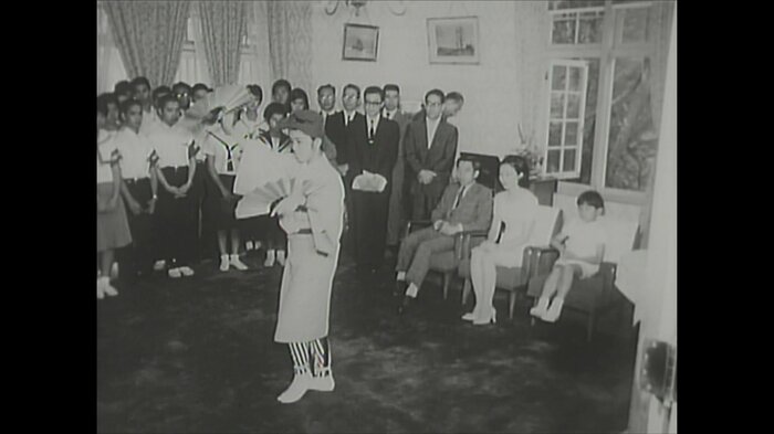 昭和43年(1968年) 豆記者と交流される陛下(長野・軽井沢町)
