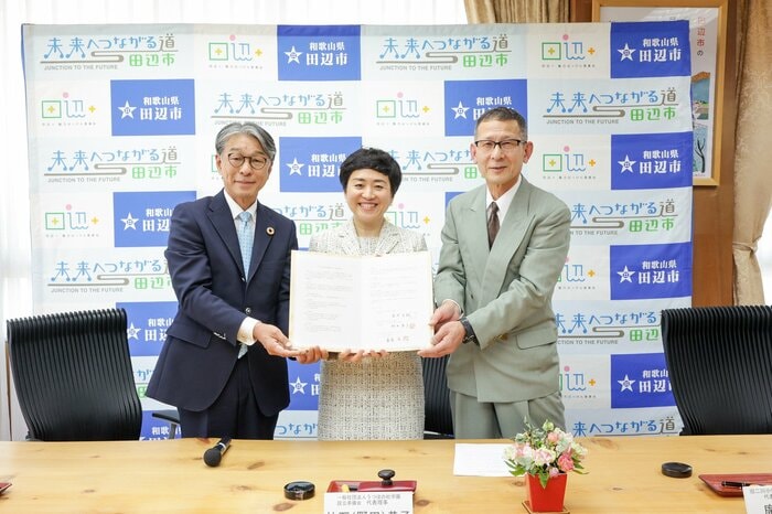 地域の声を受け田辺市が学校創設を後押し（左：真砂充敏市長）