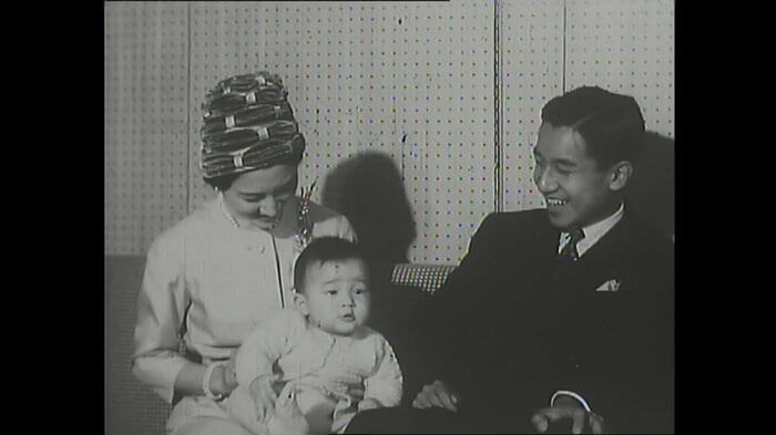 東宮御所での上皇ご夫妻と陛下(当時は皇太子ご夫妻と浩宮さま)(1960年6月)