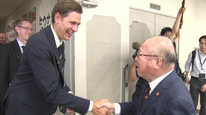 被爆者を訪ねるフリードネス委員長