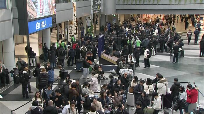 タクシーを待つ100人を超える列がロビーに