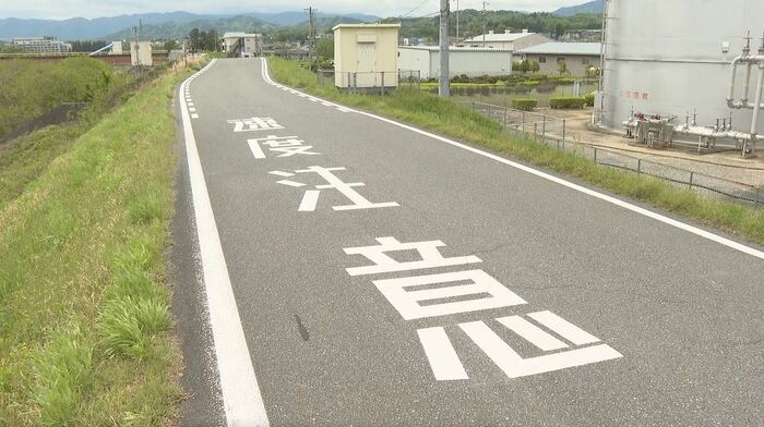 現場付近に「速度注意」と「ドットライン」