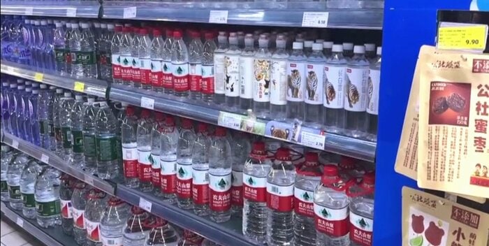 スーパーに並ぶ農夫三泉のミネラルウォーター