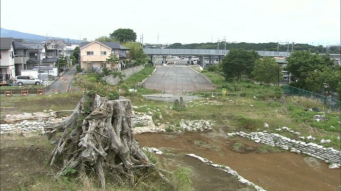 古墳のすぐ手前で中断された道路整備(2015年撮影)