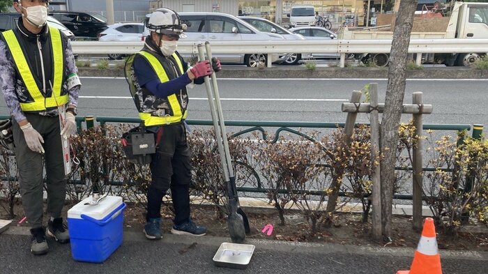 都は14店舗の前にある植えこみの調査を開始した(4日)