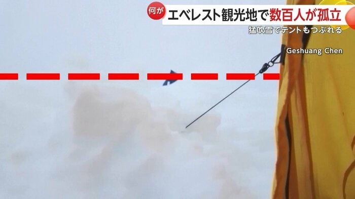 テントの高さの半分の位置まで雪が積もった