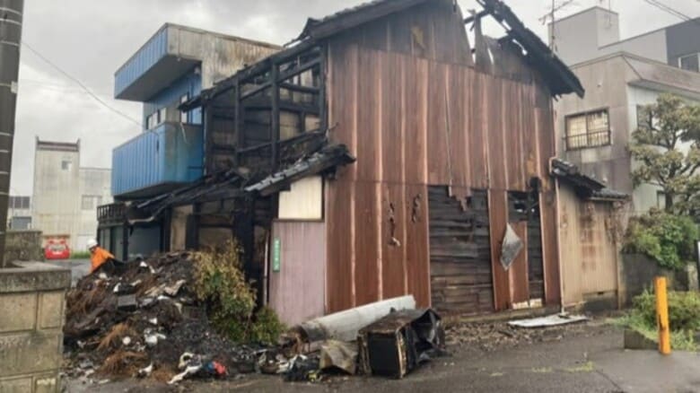 焼け跡から身元不明の1人の遺体 住人2人と連絡取れず 鯖江市で住宅1棟が全焼、隣接の住宅3棟にも延焼 【福井】|FNNプライムオンライン