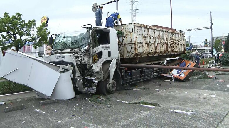 大型トラックが信号なぎ倒し歩道を数十ｍ走行　さらに車数台に突っ込む　厚木市の国道246号線｜FNNプライムオンライン