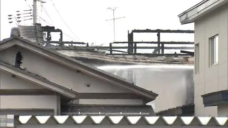 早朝の住宅火災で高齢の男女2人が死亡　火元に住む70代の夫婦か　秋田・潟上市｜FNNプライムオンライン