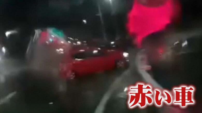 赤信号を無視した“赤い車”が衝突か 被害者の車は前輪パンクし走行不能に ドラレコが捉えた“ひき逃げ”の一部始終　【福岡発】｜FNNプライムオンライン