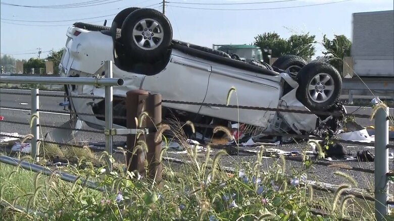 乗用車2台横転の現場にトラック突っ込み1人死亡「真っ暗で気がつかなかった」東北道下り栃木IC～栃木都賀JC間｜FNNプライムオンライン