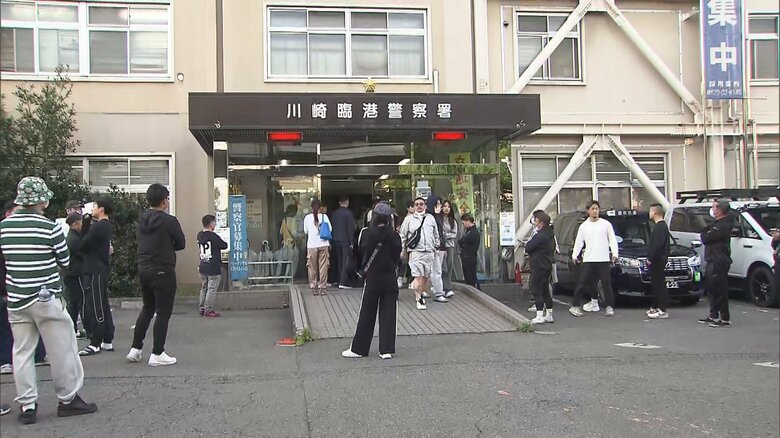 行方不明の20歳女性の関係者ら約50人が“警察の対応”に抗議…警察官ともみ合いになるなど一時騒然　川崎市｜FNNプライムオンライン
