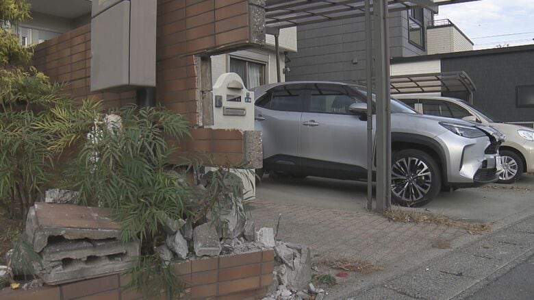 大型トラックが“暴走” 中央線越えて駐車場の車に衝突 その後フェンスなぎ倒し家の塀に突っ込む 54歳運転手が重体｜FNNプライムオンライン