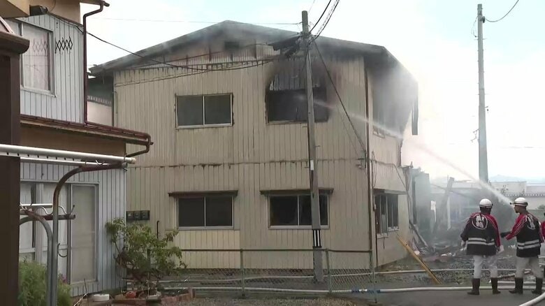 アパート火災、1棟全焼　住人の65歳男性がやけど　岩手県奥州市｜FNNプライムオンライン