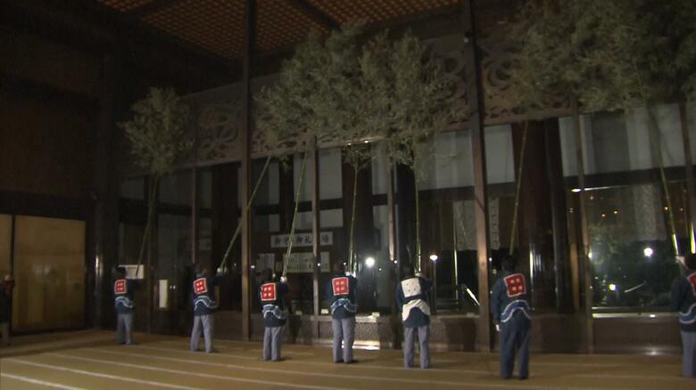 成田山新勝寺で年末恒例「すす払い」　僧侶ら約40人が長さ約8メートルの笹竹で天井などの汚れを払い落とす　千葉｜FNNプライムオンライン