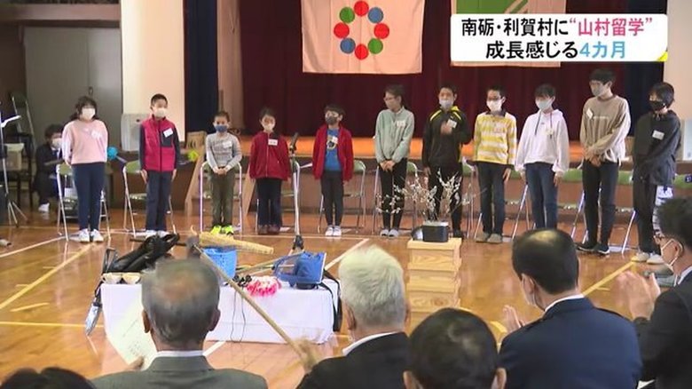 自己紹介する11人の子どもたち