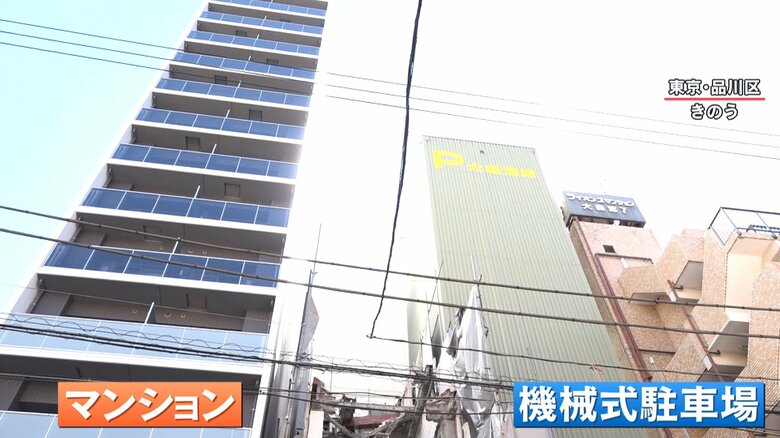 解体現場は幅5メートル。別のマンションと機械式の駐車場に挟まれ、非常に狭い