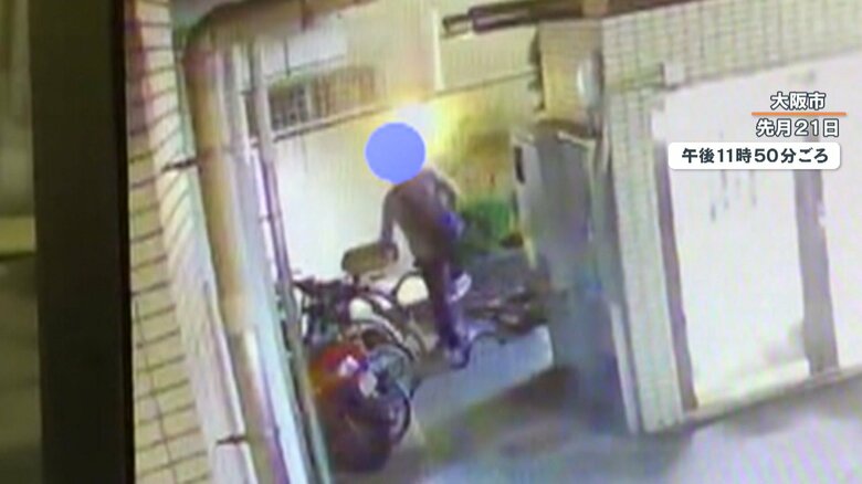 倒れた自転車を何度も蹴る