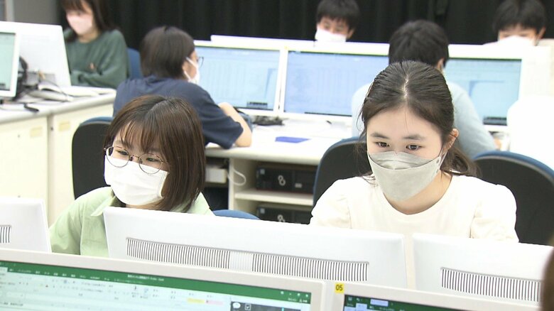 都立青山高校の「情報I」の授業には、民間企業が、デジタルサポーターとして協力しているという。