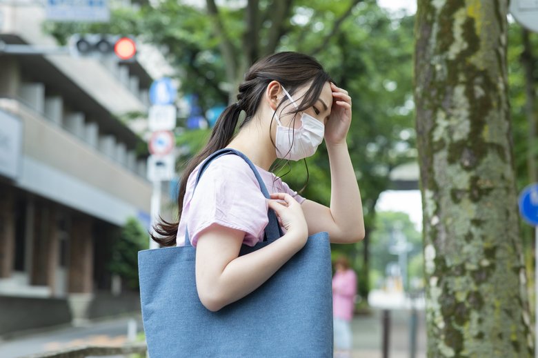 マスクで喉の渇きに鈍感に…(イメージ)