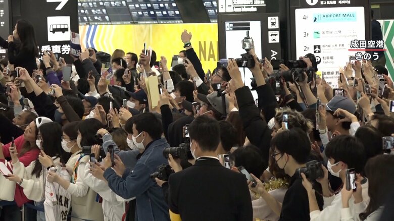 侍ジャパンの凱旋を一目見ようと集まったファン(成田空港 23日)