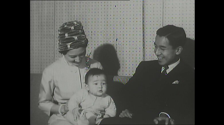 東宮御所での上皇ご夫妻と陛下(当時は皇太子ご夫妻と浩宮さま)(1960年6月)