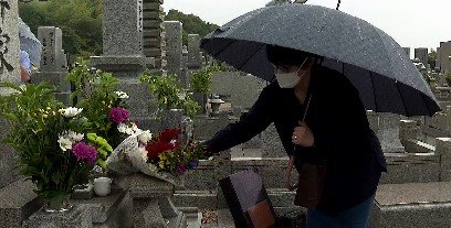 長井さんの墓参りをする妹の小川典子さん（9月27日）