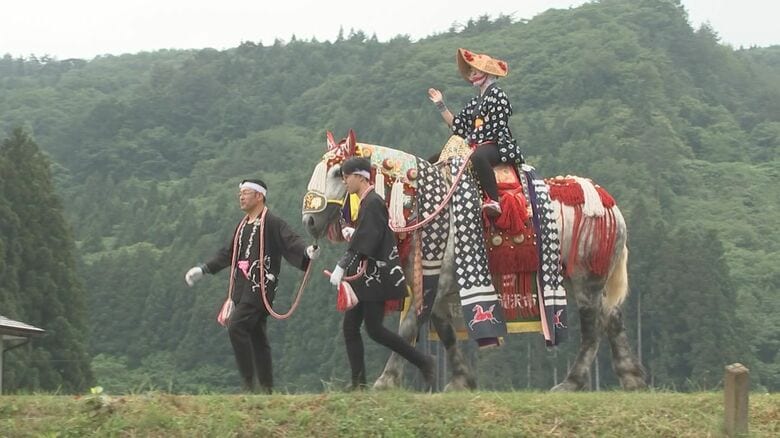 父・力さんが引く馬に乗る珠久さん