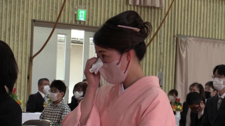 涙を拭う母・愛美さん