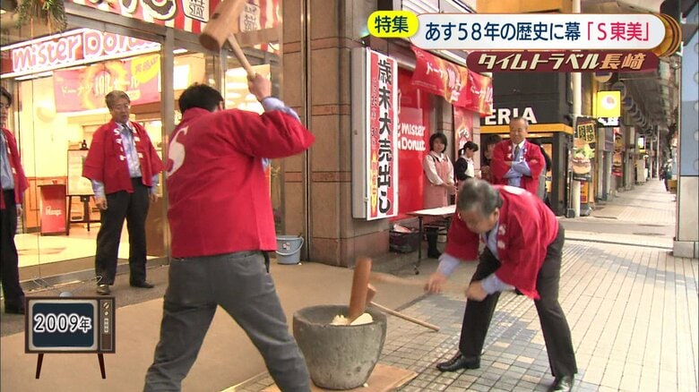 店の前で行われていた年末恒例の「餅つき」