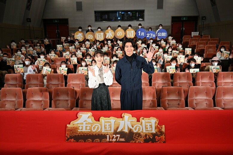 （左から）浜辺美波さん、賀来賢人さん