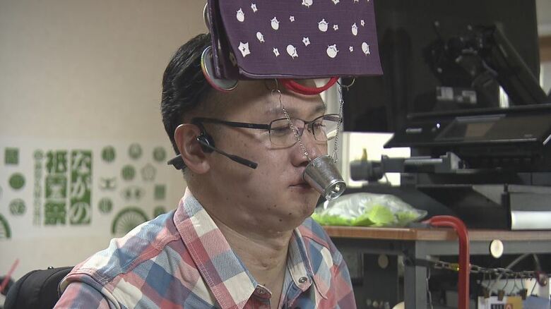 つまみの豆を食べる堀内さん