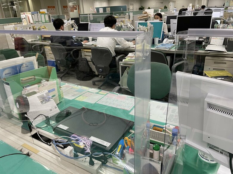 都庁内の職員用デスクで使用されているパーテーション