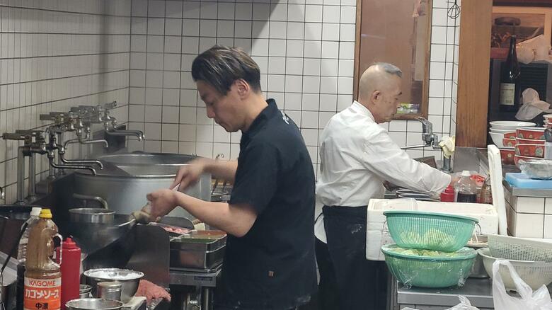 2代目で息子の山下雄也さん（左）　創業者の山下岩雄さん（右）