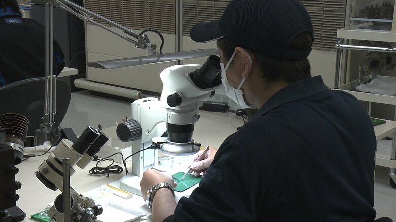 手作業で行われているレコード針の製造